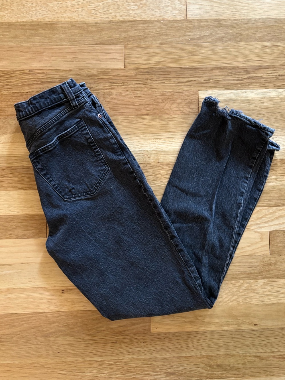 Abercrombie & Fitch - The 90’s Straight Ultra High Rise - Black, Distressed, 28